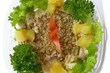 Салат Удовольствие с курицей и ананасами