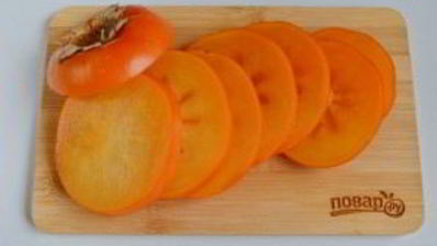 слоеный салат из хурмы