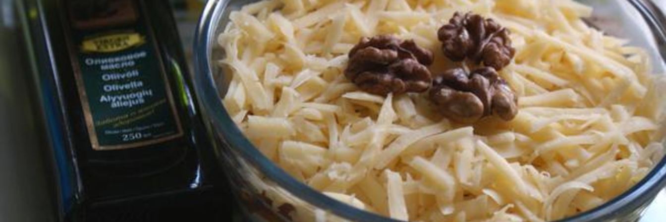 Слоеный салат с курицей и яблоком