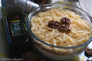 Слоеный салат с курицей и яблоком