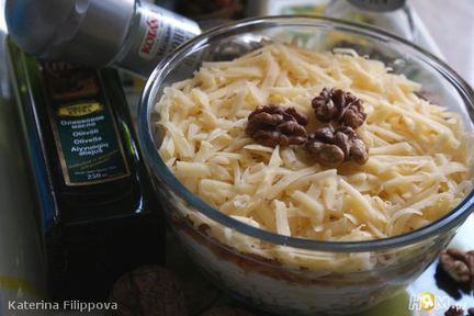 Слоеный салат с курицей и яблоком