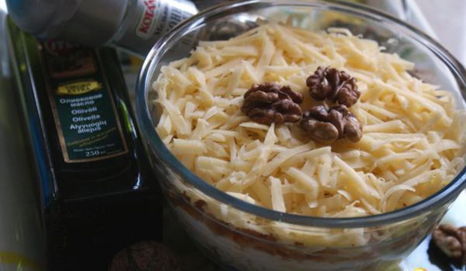 Рецепт слоеного салата с курицей и яблоком