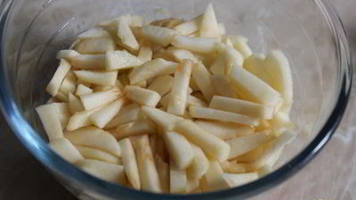 слоеный салат с курицей и яблоком