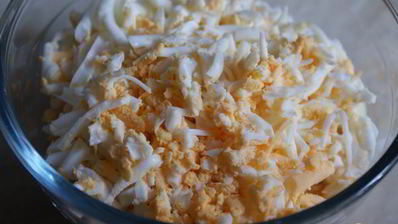 слоеный салат с курицей и яблоком