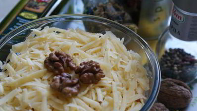 слоеный салат с курицей и яблоком