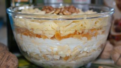 слоеный салат с курицей и яблоком