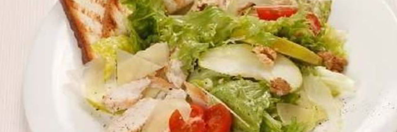 Сочный салат из курицы с помидорами