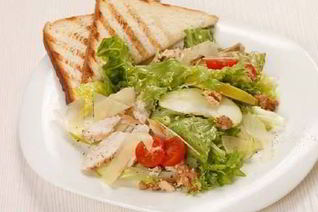 Сочный салат из курицы с помидорами