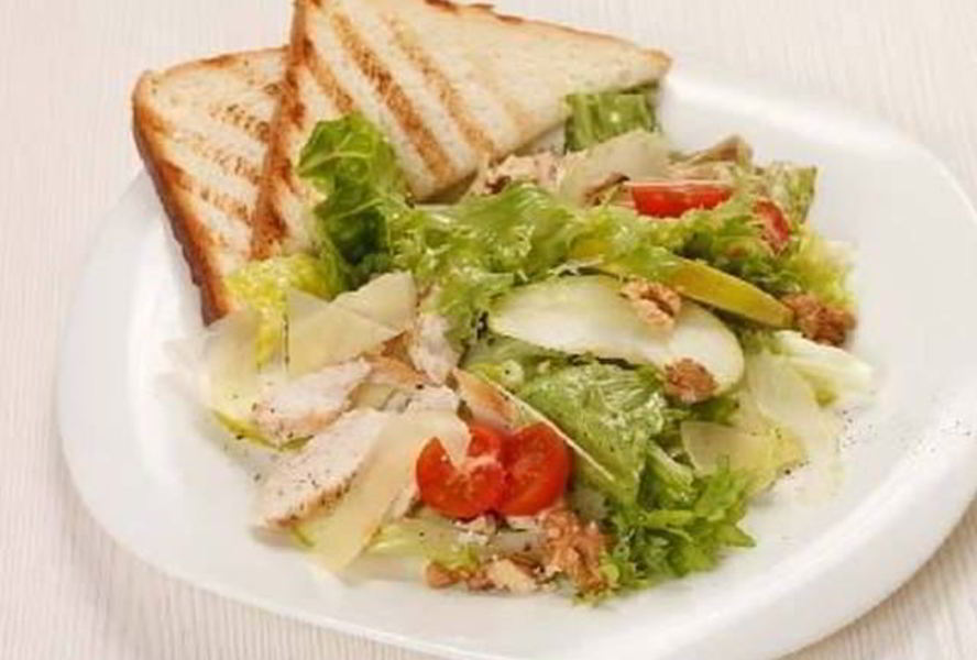 Сочный салат из курицы с помидорами