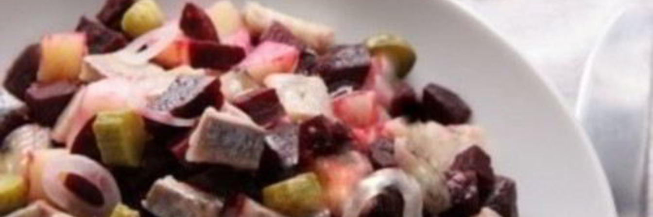 Старорусский рыбный салат с мясом и яблоком