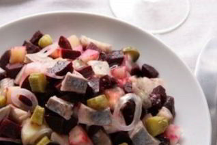 Старорусский рыбный салат с мясом и яблоком