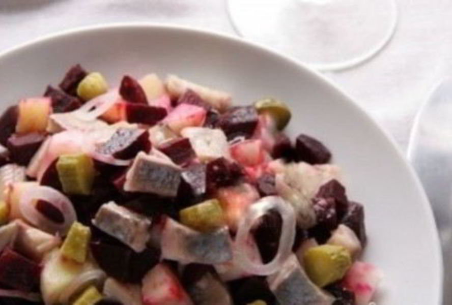 Старорусский рыбный салат с мясом и яблоком