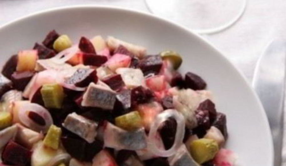 Рецепт старорусского рыбного салата с мясом и яблоком