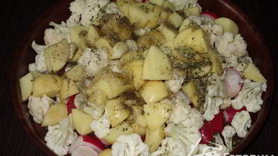 теплый салат из редиса и овощей