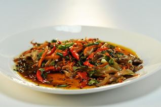 Теплый салат из свиных ушек