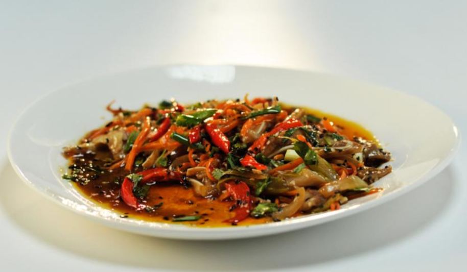 Рецепт теплого салата из свиных ушек