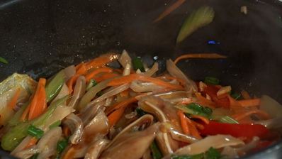 теплый салат из свиных ушек