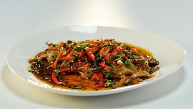 теплый салат из свиных ушек