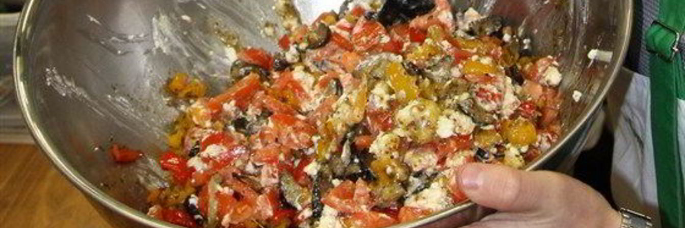 Теплый салат с баклажанами, болгарским перцем и фетой