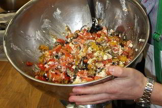 Теплый салат с баклажанами, болгарским перцем и фетой