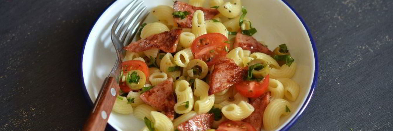 Теплый салат с пастой, оливками и ветчиной