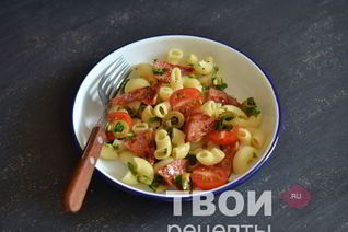 Теплый салат с пастой, оливками и ветчиной