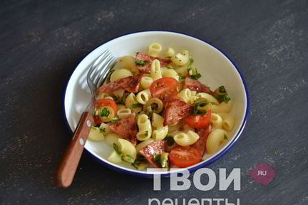 Теплый салат с пастой, оливками и ветчиной