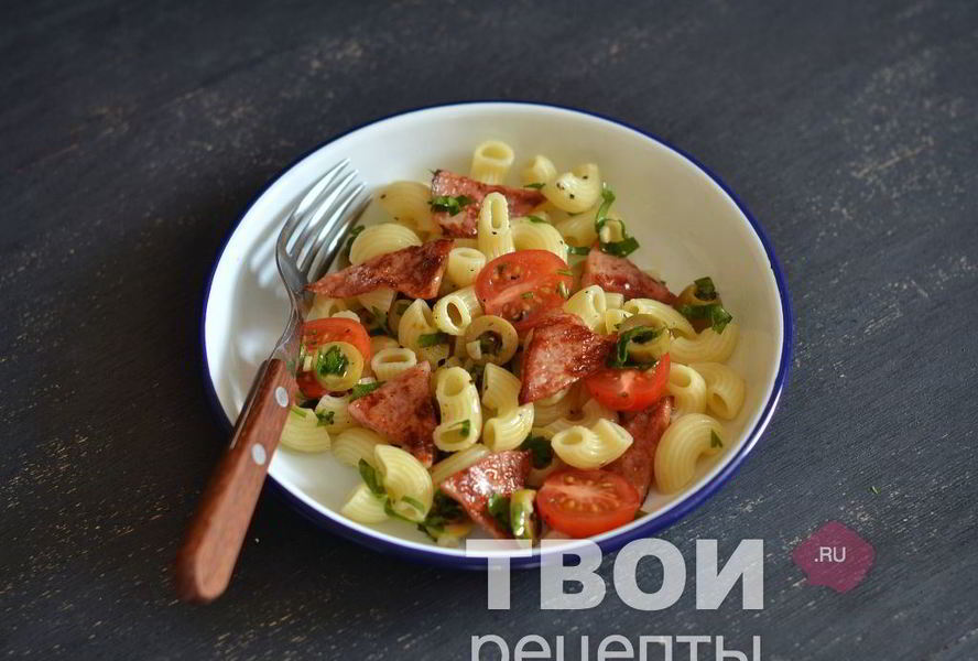 Теплый салат с пастой, оливками и ветчиной