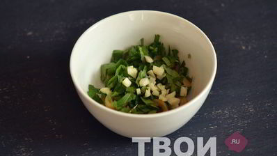 теплый салат с пастой, оливками и ветчиной