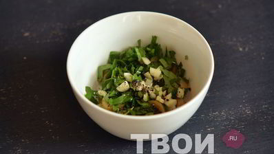 теплый салат с пастой, оливками и ветчиной