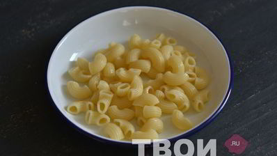 теплый салат с пастой, оливками и ветчиной