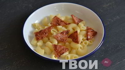 теплый салат с пастой, оливками и ветчиной