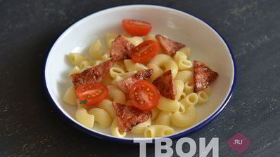 теплый салат с пастой, оливками и ветчиной