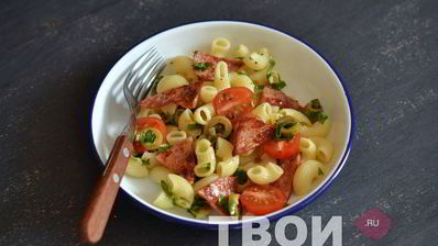 теплый салат с пастой, оливками и ветчиной