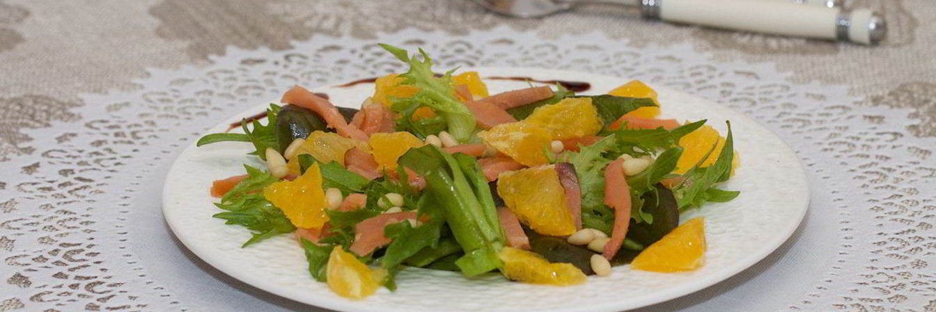 Цитрусовый салат с лососем