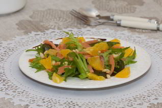 Цитрусовый салат с лососем