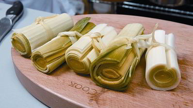 лук-порей с соусом винегрет