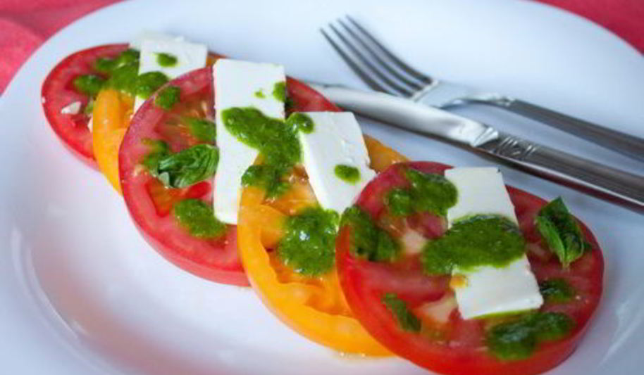 Рецепт помидоров с фетой и базиликовым винегретом