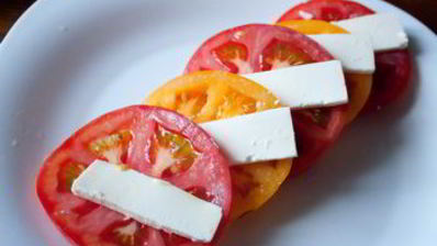 помидоры с фетой и базиликовым винегретом