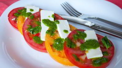 помидоры с фетой и базиликовым винегретом