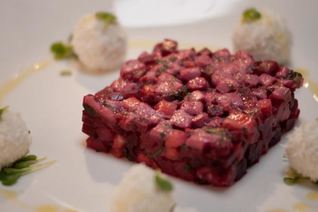 Винегрет из тунца, клубники и мяты с конфетами из козьего сыра