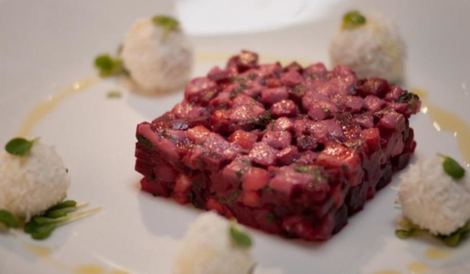 Рецепт винегрета из тунца, клубники и мяты с конфетами из козьего сыра