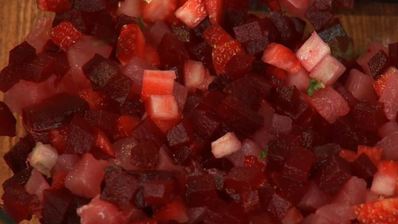 винегрет из тунца, клубники и мяты с конфетами из козьего сыра