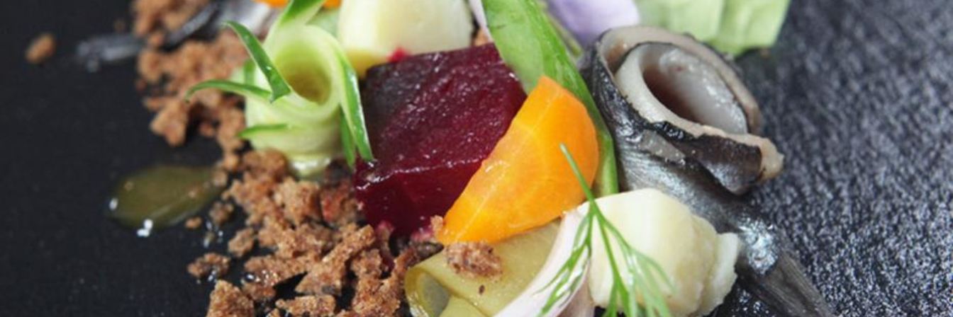 Винегрет с килькой и медово-горчичным соусом