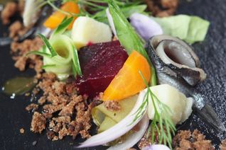 Винегрет с килькой и медово-горчичным соусом