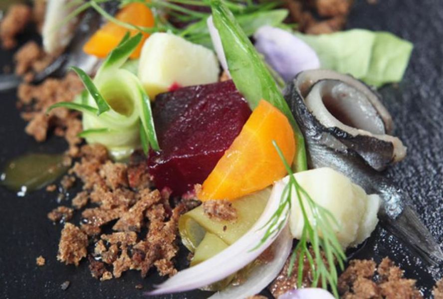 Винегрет с килькой и медово-горчичным соусом