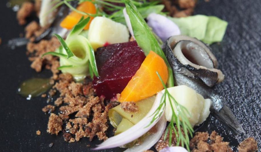 Рецепт винегрета с килькой и медово-горчичным соусом