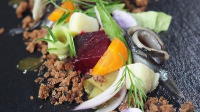 винегрет с килькой и медово-горчичным соусом