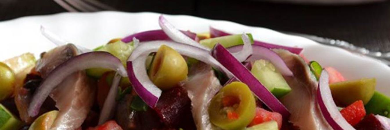 Винегрет с красной фасолью и сельдью