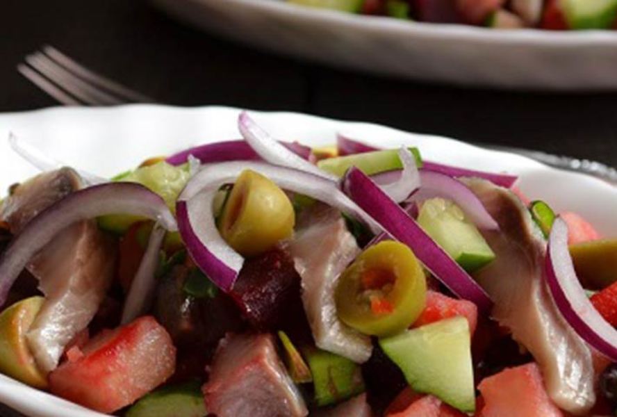 Винегрет с красной фасолью и сельдью